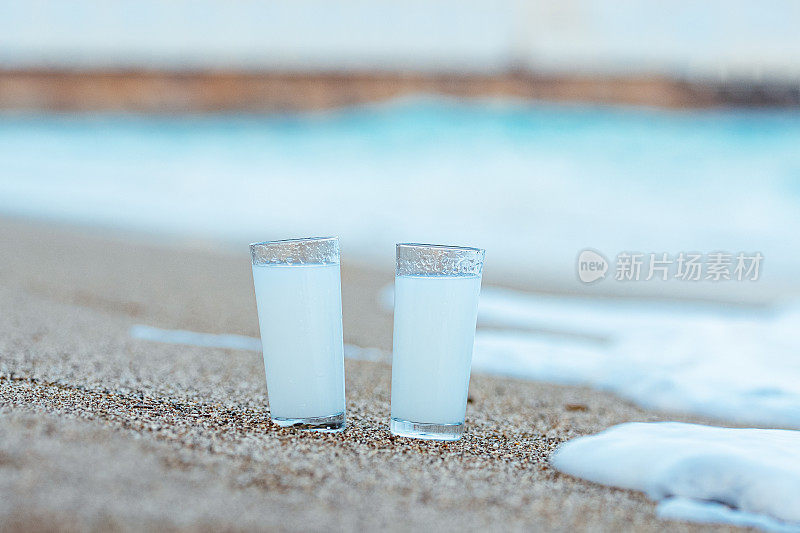 土耳其和希腊传统饮料Raki Ouzo在海滩